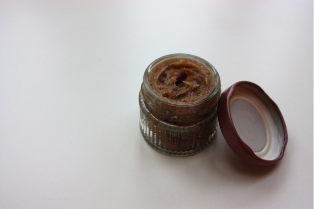 brown sugar lip scrub jar